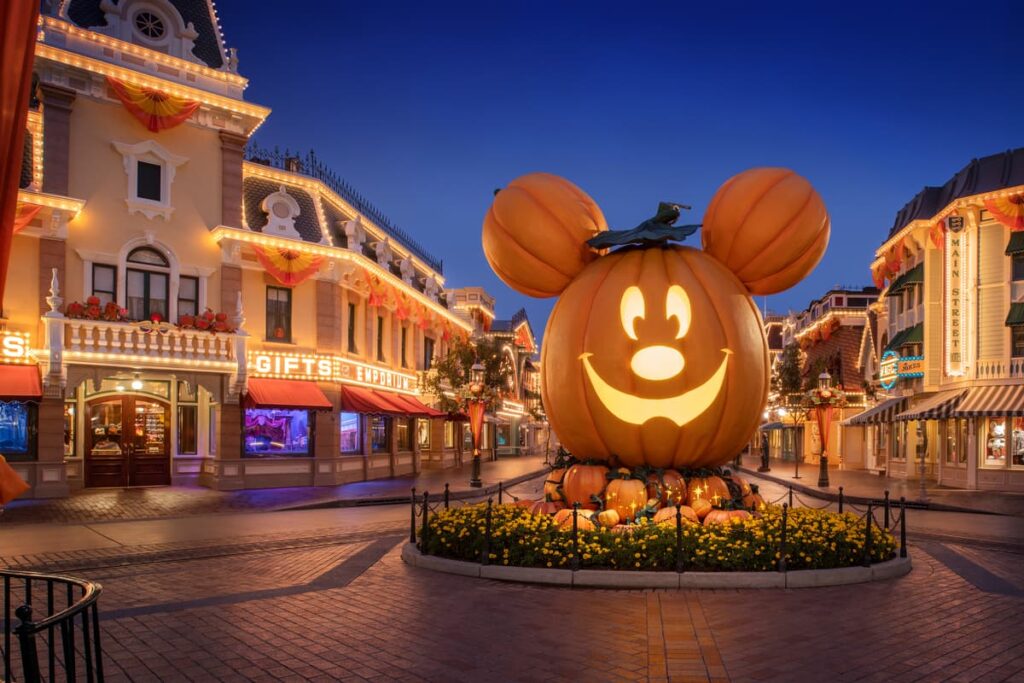 Pumpkin Mickey 1200x800 5b2df79 1 Decoracion en Magik Kingdom para la Mickey’s Not-So-Scary Halloween Party