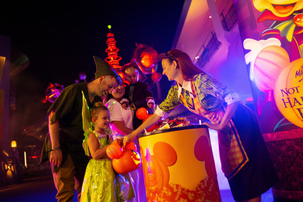 FY25 WDW MK MNSSHP Candy 1200x800 5b2df79 1 Familia disfrutando de fiesta de halloween en world disney world