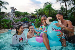 WDW 2026 H2O Glow After Hours 1 1200x800 5b2df79 1 Familia disfrutando atracciones acuáticas en Disney’s Typhoon Lagoon durante sus vacaciones en Walt Disney World