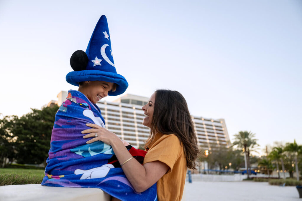 WDW Contemporary Sorcerer TAS 1200x800 5b2df79 1 Mamá secando a su hijo con sombrero de Mickey durante vacaciones en Walt Disney World