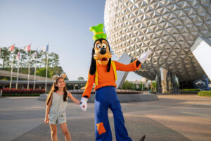 WDW FY26 Epcot Goofy TAS 1200x800 5b2df79 1 Niña disfrutando un encuentro con Goofy en EPCOT durante su visita a Walt Disney World