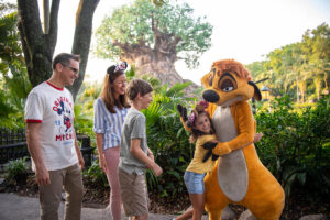 dak Timon family TAS 1200x800 5b2df79 1 Familia disfrutando un encuentro con Timón en Disney’s Animal Kingdom durante sus vacaciones en Walt Disney World